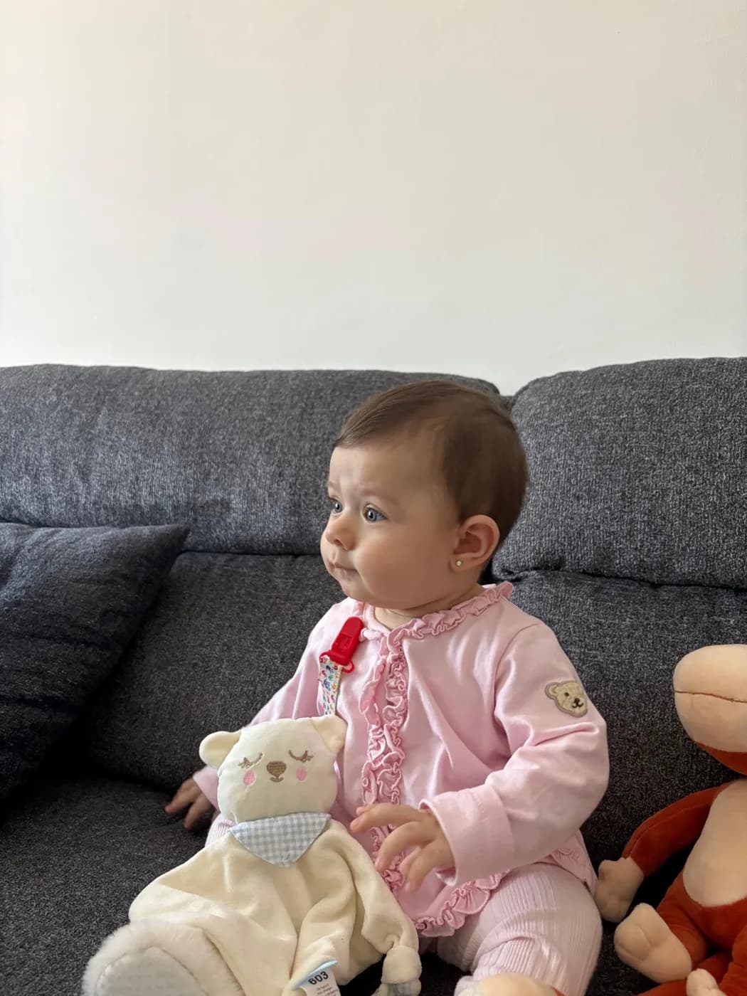 Umay ayıcığıyla koltukta